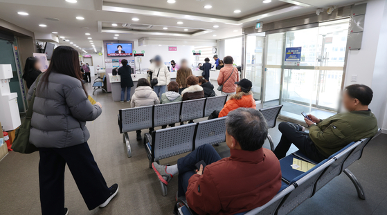 독감 환자가 5주 연속 증가하고 있는 가운데 28일 경기 수원시 팔달구 인구보건복지협회 경기도지회 가족보건의원 찾은 환자들이 진료를 기다리고 있다. 현재 독감 환자는 지난해 같은 기간보다 14.7배, 전주와 비교해 6.9% 증가한 수치를 보이고 있다. 뉴스1