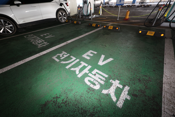 서울의 한 쇼핑몰 내 전기자동차 충전 구역 모습. 사진 뉴스1