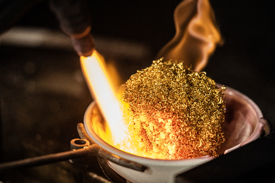 서울 종로 금거래소에서 한 직원이 금 부스러기를 녹여 골드바를 만들고 있다. 기사 이해를 돕기 위한 사진. 전민규 기자