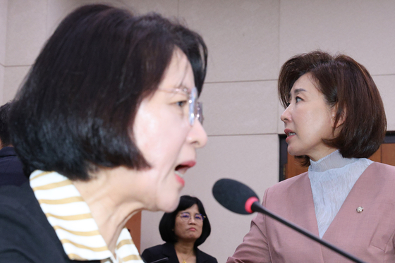 나경원 국민의힘 의원이 9월 22일 서울 여의도 국회 법제사법위원회에서 열린 검찰개혁 입법청문회에서 퇴장 명령을 한 추미애 위원장에게 항의하고 있다. 뉴스1