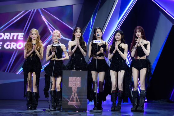 아이브가 28일(현지시간) 오후 홍콩 카이탁 스타디움에서 열린 대중음악 시상식 '2025 마마 어워즈'(2025 MAMA AWARDS)에서 글로벌 퍼포머를 수상한 뒤 소감을 말하고 있다. 뉴스1