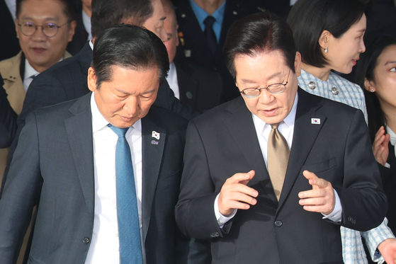 이재명 대통령이 17일 오전 주요 20개국(G20) 정상회의 참석을 계기로 아프리카와 중동 등 4개국 순방을 위해 경기 성남 서울공항에 도착, 정청래 더불어민주당 대표와 대화하며 공군1호기로 이동하고 있다. 뉴스1