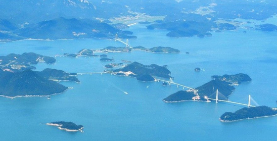 제1회 ‘여수 일레븐브리지 마라톤대회’의 코스인 조발대교-둔병대교-낭도대교-적금대교-팔영대교 등 5개 대교 전망. 사진 여수시