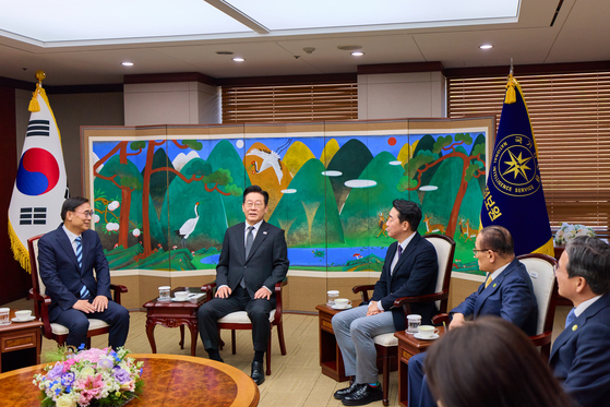 이재명 대통령이 28일 취임 후 처음으로 국가정보원을 방문해 이종석 원장 등과 환담하고 있다.연합뉴스