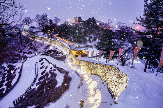 유네스코 세계 유산으로 등재된 충남 공주 공산성 야경. 공산성 인근 제민천에선 12월 6일부터 올해 마지막 밤페스타와 공주페스티벌이 열린다. [사진 충남도]