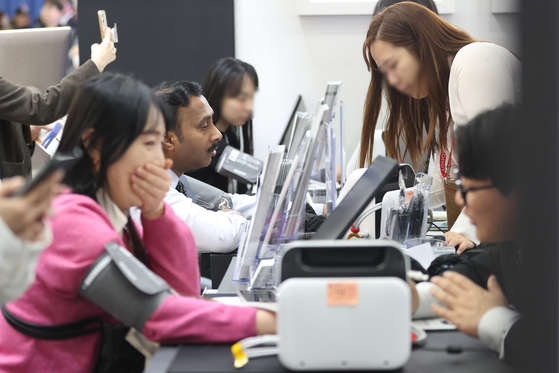 혈압이 정상으로 나와도 혈압이 높아 문제인 질환을 앓고 있을 수 있다. 심장에서 폐로 연결된 폐동맥 혈관의 혈압만 부분적으로 높은 폐동맥 고혈압은 진단·치료가 늦어지면 돌연사 위험이 크다. 한 의료기기 전시회에서 참관객이 혈압 측정 의료기기를 체험하고 있다. 사진 연합뉴스 