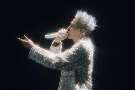 가수 지드래곤(GD)이 지난 3월 경기도 고양에서 열린 ‘2025 월드투어’ 콘서트 공연을 펼치고 있다. 뉴스1