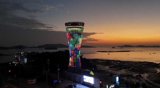 원산도와 고대도, 장고도, 효자도 등 아름다운 섬과 서해 바다, 일몰이 한 눈에 들어오는 충남 태안 영목항 전망대. [사진 충남도]