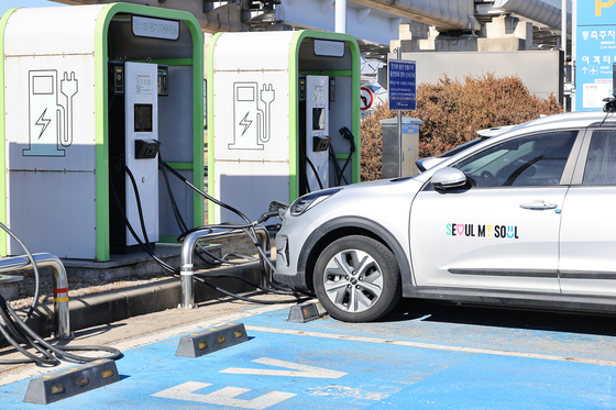 전기차 배터리 안전성 인증제 및 이력관리제가 본격 시행된 지난 2월 17일 인천국제공항 주차장 전기차 충전소에 주차된 차량이 충전하고 있다. 사진 뉴스1