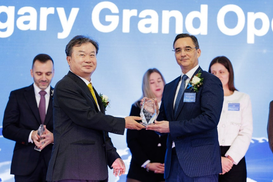 이동채 에코프로 창업주(사진 왼쪽)가 28일(현지시간) 라슬로 파프 헝가리 데브레첸 시장에게 감사패를 전달하고 있다. 에코프로