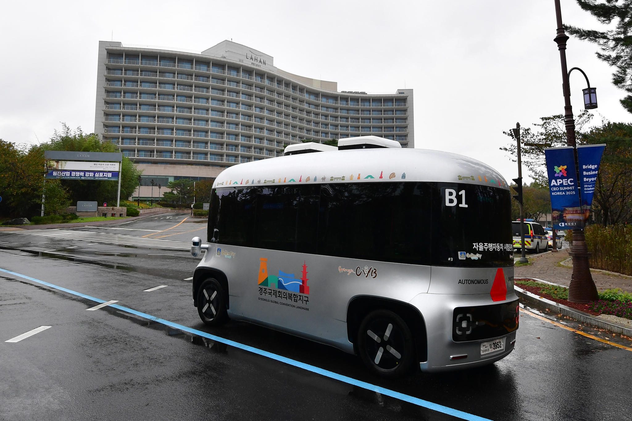  APEC 정상회의장인 보문단지 일원에서 운행 중인 자율주행 셔틀버스. 뉴스1