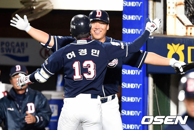 [OSEN=대구, 지형준 기자] 26일 오후 대구구장서 열리는 ‘2015 타이어뱅크 KBO 리그’ 삼성 라이온즈와 두산 베어스의 한국시리즈 1차전, 1회초 1사 허경민이 솔로홈런을 치고 김현수와 환호하고 있다. / jpnews@osen.co.kr
