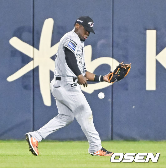 [OSEN=잠실, 박준형 기자] 11일 오후 서울 잠실구장에서 열린 ‘2024 신한 SOL BANK KBO리그’ 두산 베어스와 한화 이글스의 경기가 진행됐다.이날 두산은 브랜든을, 한화는 류현진을 선발투수로 내세웠다. 6회말 1사 두산 허경민의 외야뜬공 때 한화 우익수 페라자가 포구 실책을 하고 있다. 2024.04.11 / soul1014@osen.co.kr
