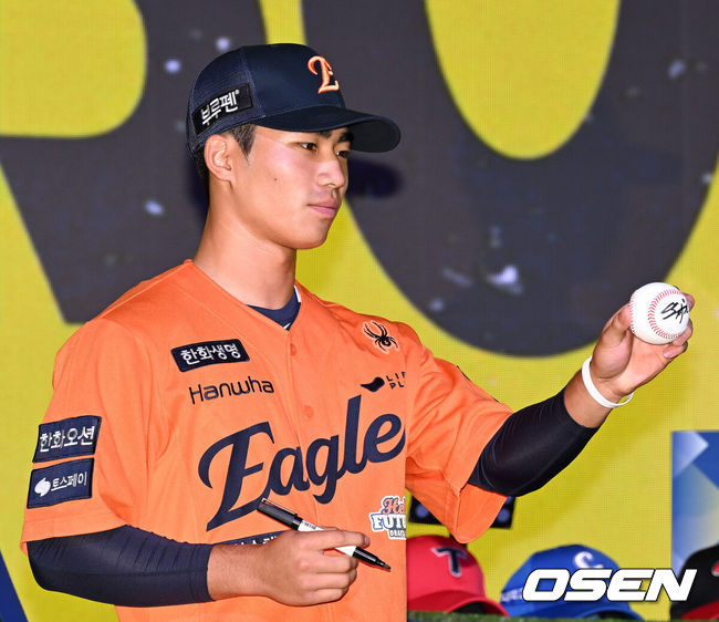 [OSEN=이대선 기자] 17일 오후 7일 오후 서울 롯데호텔 월드에서 ‘2026 KBO 신인 드래프트’가 열렸다.이번 드래프트는 전면 드래프트 방식으로 총 11라운드에 걸쳐 진행된다. 대상자는 총 1천261명으로, 고등학교 졸업 예정자 930명, 대학교 졸업 예정자 216명, 얼리 드래프트 신청자 51명, 해외 아마추어·프로 출신 선수 19명이다. 이 중 최대 110명이 KBO 10개 구단의 부름을 받게 된다.한화에 지명된 유신고 오재원이 기념촬영을 하고 있다. 2025.09.17 /sunday@osen.co.kr