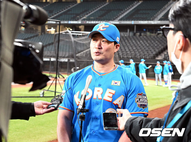 [OSEN=손용호 기자] 29일 일본 에스콘필드 홋카이도에서 ‘한일 드림 플레이어즈 게임’에 참가한 한국 선수들이 가볍게 몸을 풀었다.이 게임은 한국과 일본 프로야구를 대표했던 스타들이 총  출동해 양국의 우정을 이어간다. 오승환이 인터뷰를 하고 있다./spjj@osen.co.kr