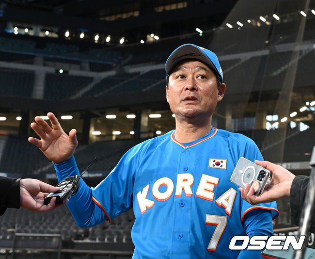 [OSEN=손용호 기자] 29일 일본 에스콘필드 홋카이도에서 ‘한일 드림 플레이어즈 게임’에 참가한 한국 선수들이 가볍게 몸을 풀었다.이 게임은 한국과 일본 프로야구를 대표했던 스타들이 총  출동해 양국의 우정을 이어간다.이종범이 인터뷰를 하고 있다./spjj@osen.co.kr