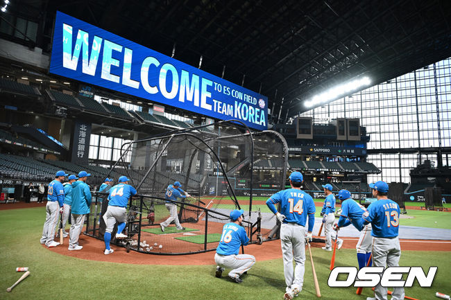[OSEN=손용호 기자] 29일 일본 에스콘필드 홋카이도에서 ‘한일 드림 플레이어즈 게임’에 참가한 한국 선수들이 가볍게 몸을 풀었다.이 게임은 한국과 일본 프로야구를 대표했던 스타들이 총  출동해 양국의 우정을 이어간다.이대호가 프리배팅을 하고 있다./spjj@osen.co.kr