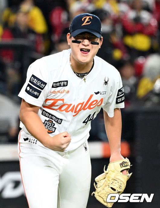 [OSEN=대전, 이대선 기자] 30일 대전 한화생명볼파크에서 2025 신한 SOL Bank KBO리그 포스트시즌 한국시리즈 4차전 한화 이글스와 LG 트윈스의 경기가 열렸다.이날 경기에 한화는 와이스를, LG는 치리노스를 선발투수로 내세웠다. 8회초 2사 1,2루에서 한화 김서현이 LG 오스틴을 플라이로 처리하고 환호하고 있다. 2025.10.30 /sunday@osen.co.kr