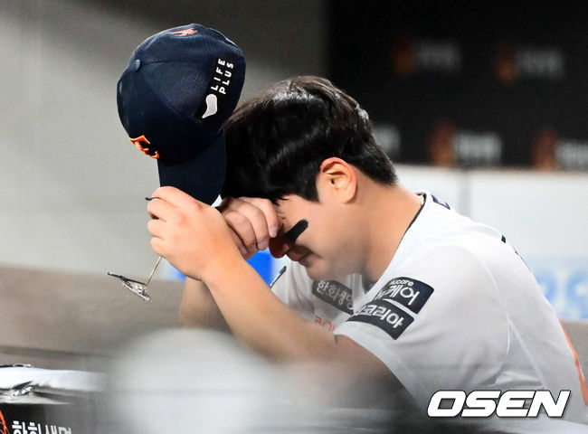 [OSEN=대전, 지형준 기자] 프로야구 한화 이글스가 극적인 역전승으로 반격에 성공했다.한화는 29일 대전 한화생명볼파크에서 열린 2025 신한 SOL뱅크 KBO 한국시리즈 3차전 LG 트윈스와의 경기에서 7-3 역전승을 거뒀다. 1차전과 2차전을 모두 내준 한화는 이날 승리로 시리즈 전적 1승 2패 추격을 시작했다.경기를 마치고 한화 김서현이 더그아웃에서 눈물을 흘리고 있다. 2025.10.29 /jpnews@osen.co.kr