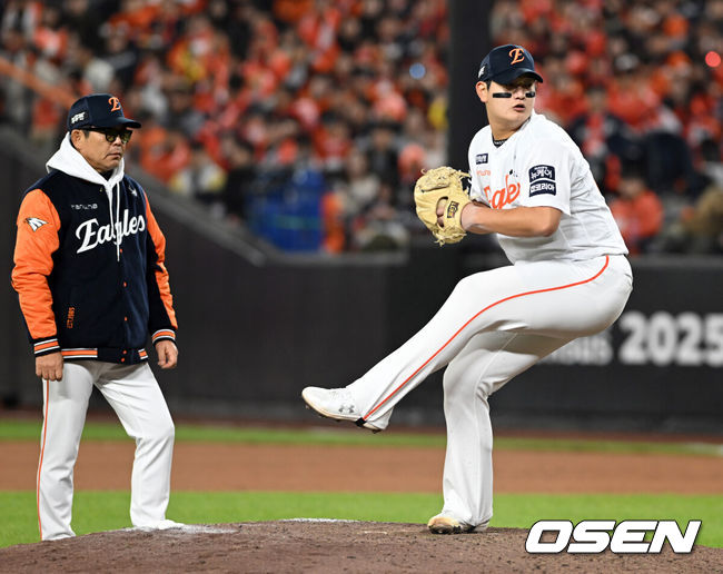 [OSEN=대전, 손용호 기자] 29일 대전 한화생명볼파크에서 2025 신한 SOL Bank KBO리그  한국시리즈 3차전 한화 이글스와 LG 트윈스의 경기가 열렸다.이날 경기에 한화는 폰세를, LG는 손주영을 선발투수로 내세웠다.  8회초 1사 1,3루 김서현이 마운드에 올라 투구를 하고 있다. 2025.10.29 /spjj@osen.co.kr