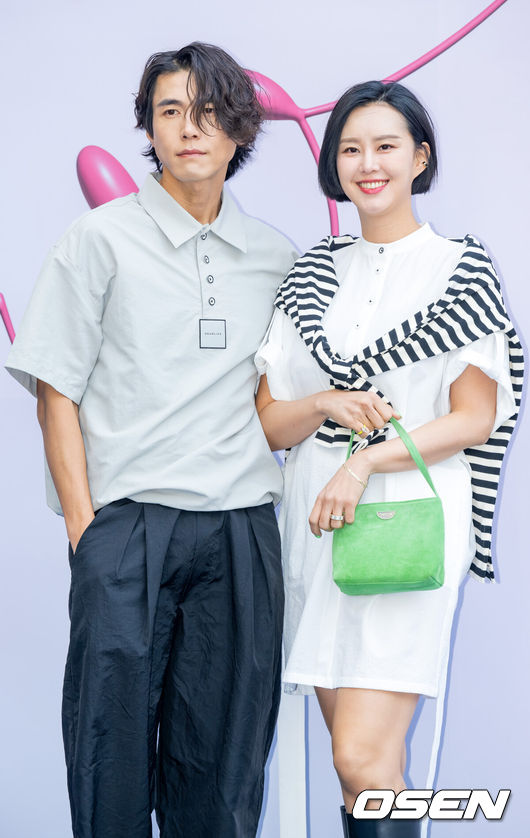 [OSEN=민경훈 기자]18일 서울 중구 동대문디자인플라자(DDP)에서 2023F/W서울패션위크 '문정욱' 컬렉션 포토콜 행사가 열렸다.배우 송재희 지소연 부부가 입장하며 포즈를 취하고 있다. 2023.03.18 /rumi@osen.co.kr