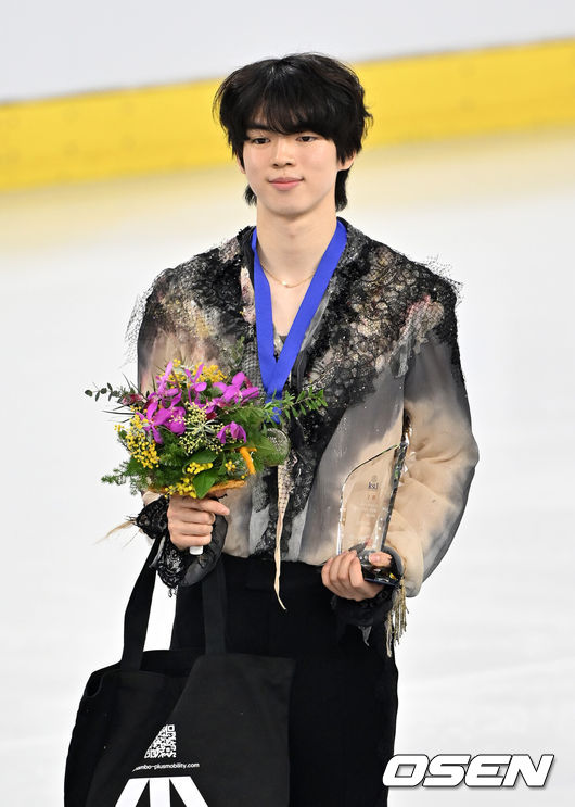 [OSEN=민경훈 기자] 30일 오후 서울 양천구 목동아이스링크장에서 ‘2025 KB금융 전국남녀 피겨스케이팅 회장배 랭킹대회’가 열렸다.이번 대회는 2026 ISU 사대륙 피겨스케이팅 선수권대회 파견선수 선발전과 2026 밀라노 코르티나 동계올림픽대회 1차 선발전, 2025/27 국가대표 1차 선발전으로 진행된다. 남자 시니어 2위를 기록한 차준환이 시상대 위에서 포즈를 취하고 있다. 2025.11.30 / rumi@osen.co.kr