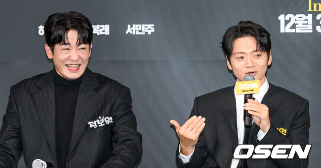 [OSEN=조은정 기자]영화 '정보원(감독 김석)' 언론시사 및 기자간담회가 20일 서울 용산구 CGV 용산아이파크몰에서 열렸다.'정보원'은 강등당한 후 열정도 의지도 수사 감각도 잃은 왕년의 에이스 형사 오남혁(허성태)과 굵직한 사건들의 정보를 제공하며 눈먼 돈을 챙겨왔던 정보원 조태봉(조복래)이 우연히 큰 판에 끼어들며 벌어지는 범죄 액션 코미디 영화다.배우 허성태, 조복래가 취재진의 질문을 듣고 있다. 2025.11.20 /cej@osen.co.kr