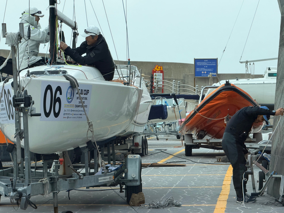 지난 27일 오후 제주시 도두항 요트부두 인근에서 배를 정비 중인 제1회 제주컵 국제요트대회 참가 선수들. 최충일 기자