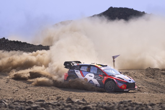 현대자동차는 지난 26일부터 29일(현지시간)까지 사우디아라비아에서 열린 2025 월드랠리챔피언십 열네번째 라운드 '사우디아라비아 랠리'에서 티에리 누빌이 1위를 차지했다고 30일 밝혔다. 사진은 2025 WRC 사우디아라비아 랠리에서 질주하는 현대차 월드랠리팀 'i20 N Rally1' 차량. 사진 현대차
