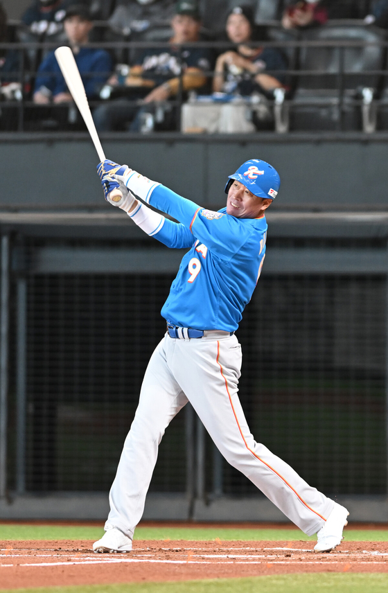 한일 프로야구 은퇴 선수 친선 경기에서 2루타 2개 포함 3안타로 활약한 이병규 LG 2군 감독. 사진 공동취재단 