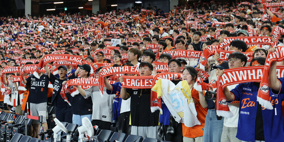 지난 8월 대전 한화생명 볼파크에서 열린 프로야구 '2025 신한 SOL뱅크 KBO 리그' 삼성 라이온즈와 한화 이글스의 경기에서 관중이 머플러를 이용해 응원을 펼치고 있다. 한화 이글스는 100만 관중 달성 기념해 관중에게 머플러를 증정했다. 뉴스1