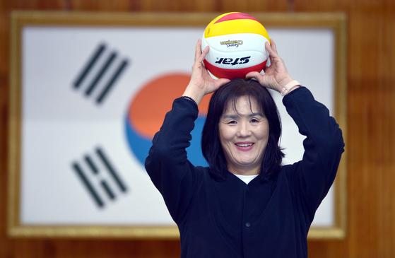 16세 이하(U-16) 여자배구 대표팀을 2025 U-16 아시아선수권대회에서 정상으로 이끈 이승여 감독을 충북 청주 금천중학교 체육관에서 만났다.김성태 객원기자