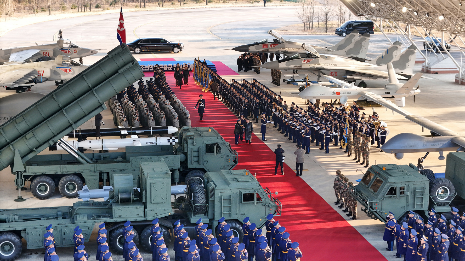 김정은 국무위원장이 딸 주애와 함께 지난 28일 제2공군사단 59길영조영웅연대 갈마비행장에서 북한 공군 창설 80주년 기념행사에 참석해 장병들을 치하하고 항공절 기념 공군 시위비행 및 기념보고대회와 기념공연을 관람했다고 조선중앙통신이 30일 보도했다. 조선중앙통신=연합뉴스