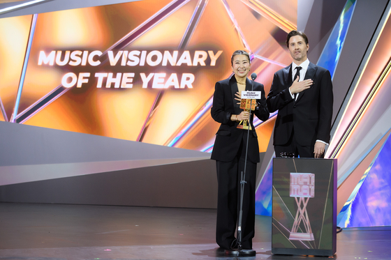 메기강, 크리스 애펄헌즈 공동감독이 홍콩 희생자를 추모하는 마음을 나눴다. 사진 CJ ENM