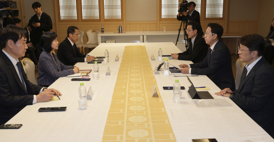  배경훈 부총리 겸 과학기술정보통신부 장관이 30일 서울 종로구 정부서울청사에서 열린 쿠팡 관련 긴급 관계부처 장관회의에서 발언하고 있다. 이날 회의에는 유재성 경찰청장 직무대행, 송경희 개인정보보호위원장, 국정원 관계자, 윤창렬 국무조정실장 등이 참석했다. 연합뉴스 