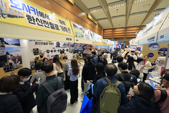 지난 9일 서울 강남구 삼성동 코엑스에서 진행 중인 트래블쇼 2025를 찾은 관람객들이 일본 여행 관련 부스를 둘러보고 있다. 뉴스1