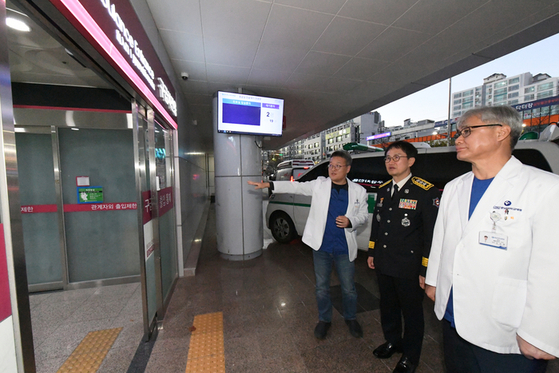 지난 28일 김승룡 소방청장 직무대행이 충청권 권역응급의료센터인 충남대병원을 방문해 의료진 설명을 듣고 있다. 사진 소방청