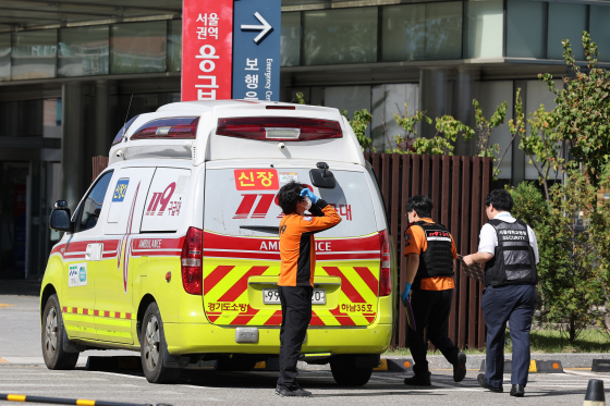 한 대학병원 응급의료센터로 구급차가 들어오고 있다. 사진 연합뉴스