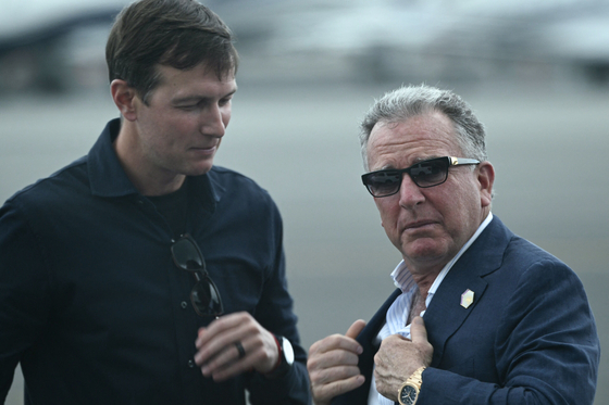 스티브 위트코프(오른쪽) 미국 중동 특사와 도널드 트럼프 대통령의 맏사위 재러드 쿠슈너가 지난 7월 13일 뉴저지 테터보로 공항에서 트럼프 대통령과 멜라니아 여사의 도착을 기다리고 있다. AFP=연합뉴스