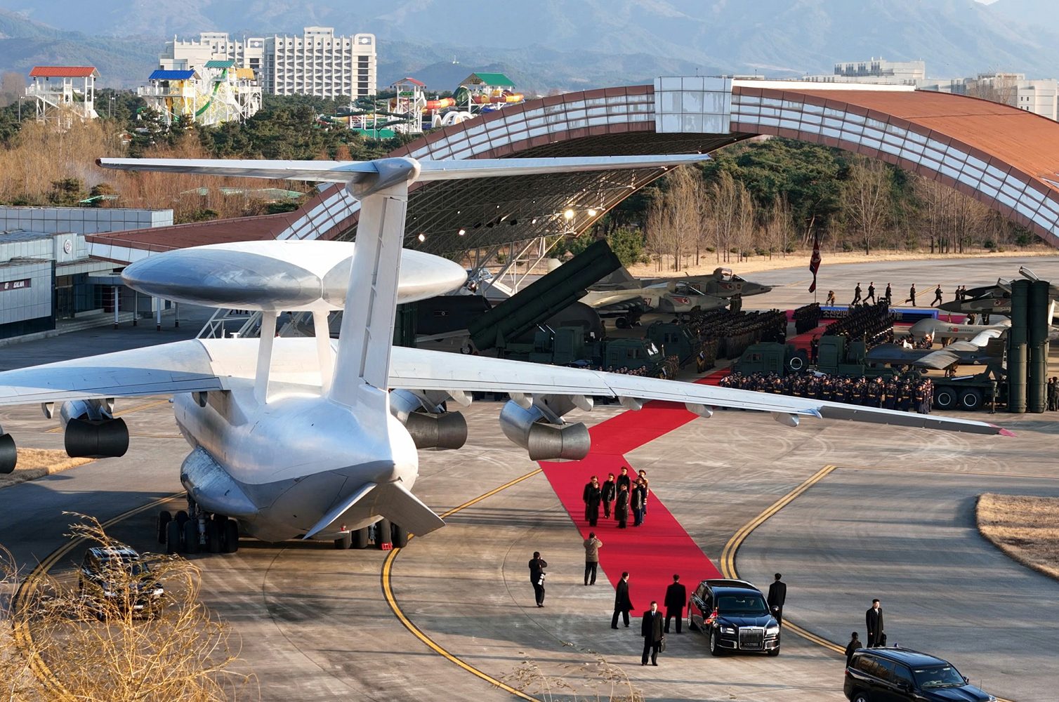 김정은 국무위원장이 딸 주애와 함께 지난 28일 제2공군사단 59길영조영웅연대 갈마비행장에서 북한 공군 창설 80주년 기념행사에 참석해 장병들을 치하하고 항공절 기념 공군 시위비행 및 기념보고대회와 기념공연을 관람했다고 조선중앙통신이 30일 보도했다. 조선중앙통신=연합뉴스