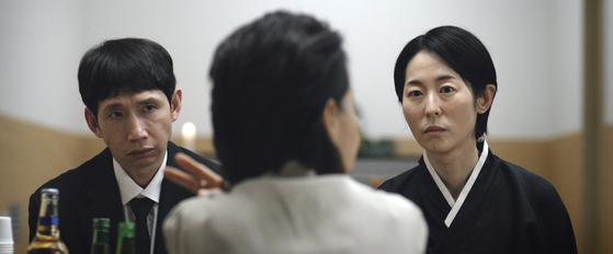 영화 '고당도'는 급전을 마련하기 위해 뇌사 상태 아버지의 가짜 장례식을 치르는 남매의 이야기다.  사진 트리플픽쳐스 