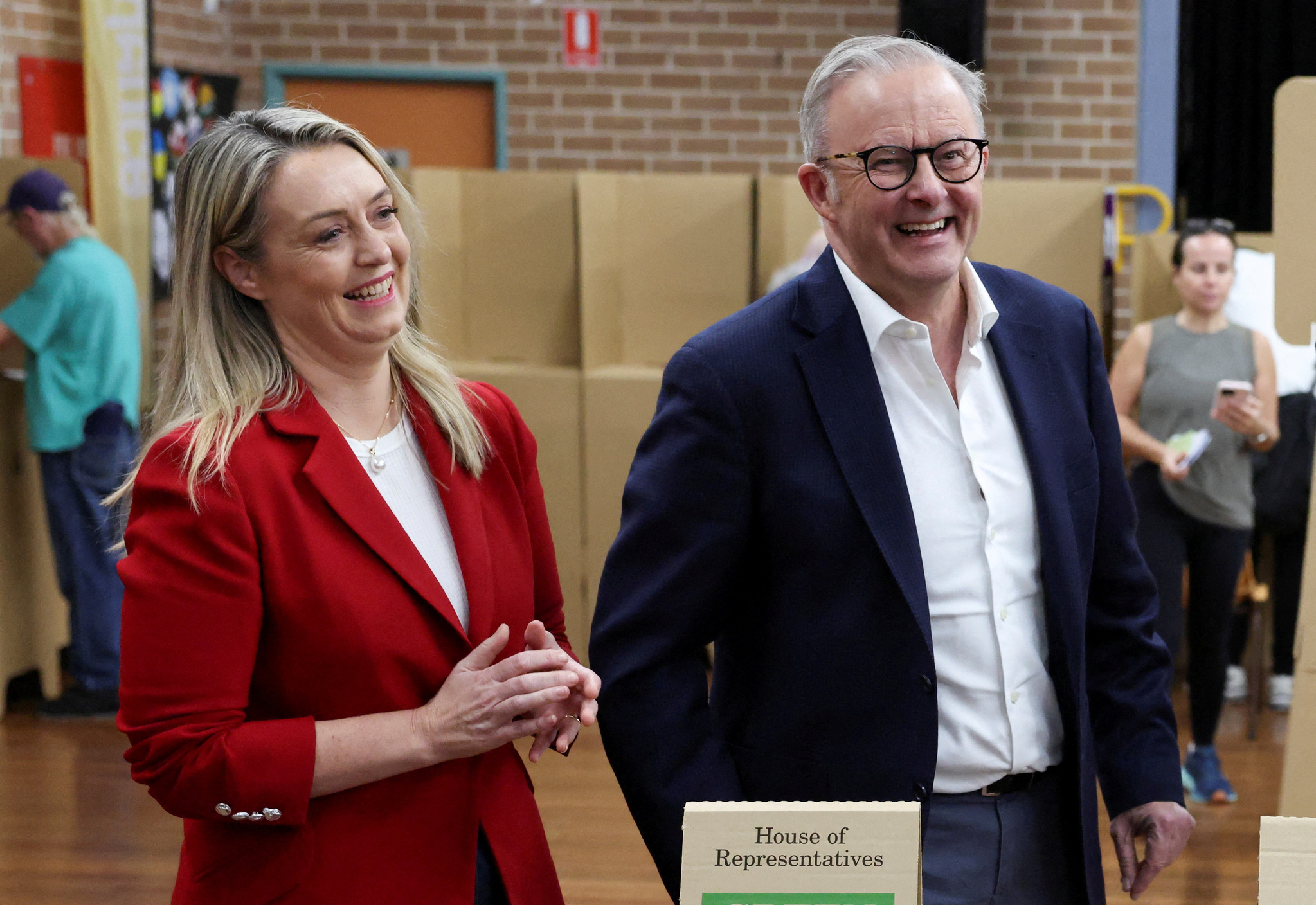 호주 연방 총선 기간 중인 지난 5월 3일(현지시간) 호주 시드니 그레인들러 지역 투표소에서 투표를 마친 앤서니 앨버니지 호주 총리가 약혼녀 조디 헤이든과 함께하고 있다. 로이터=연합뉴스