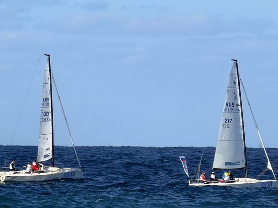지난 28일 오후 제주시 도두항 요트부두 인근 해역에서 제1회 제주컵 국제요트대회에 참가한 7개국 선수들이 기량을 겨루고 있다. 최충일 기자