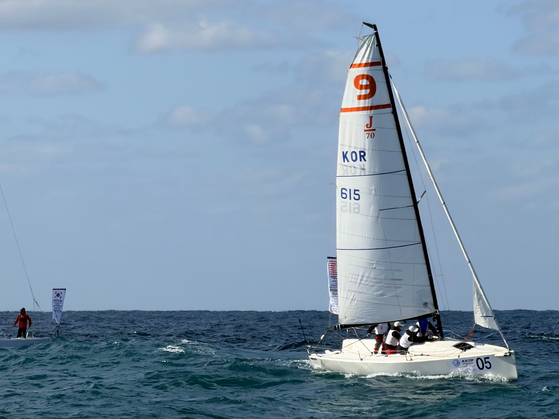지난 28일 오후 제주시 도두항 요트부두 인근 해역에서 제1회 제주컵 국제요트대회에 참가한 7개국 선수들이 기량을 겨루고 있다. 최충일 기자