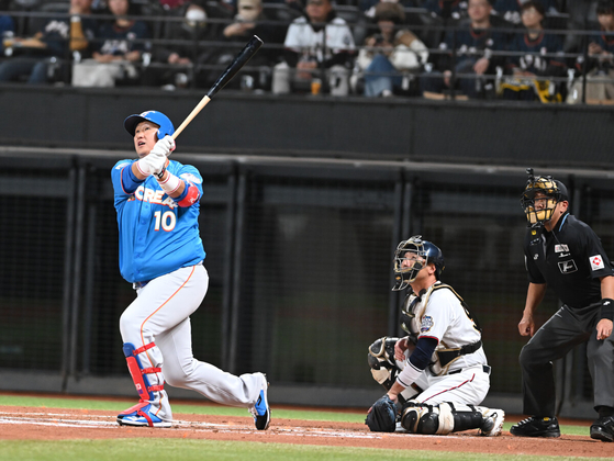 한일 프로야구 은퇴 선수 친선 경기에서 홈런 포함 3안타로 활약해 MVP에 오른 이대호. 사진 공동취재단 