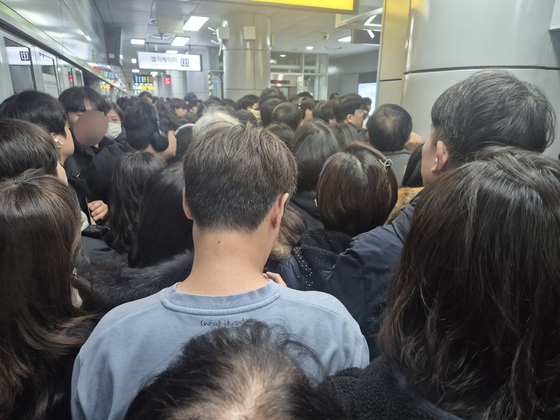 지난 28일 서해선 김포공항역에 내린 승객들이 환승 통로를 향해 몰려들고 있다. 전율 기자