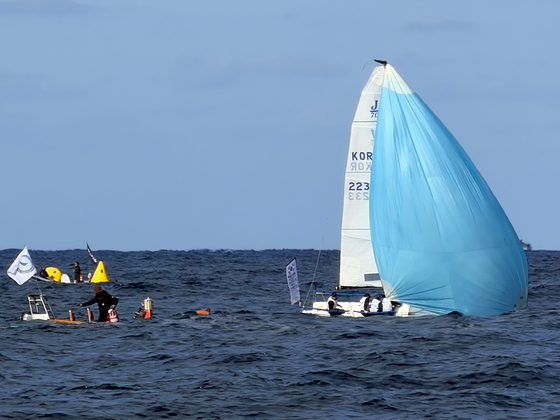 지난 28일 오후 제주시 도두항 요트부두 인근 해역에서 제1회 제주컵 국제요트대회에 참가한 7개국 선수들이 기량을 겨루고 있다. 최충일 기자