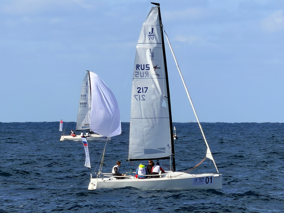 지난 28일 오후 제주시 도두항 요트부두 인근 해역에서 제1회 제주컵 국제요트대회에 참가한 7개국 선수들이 기량을 겨루고 있다. 최충일 기자
