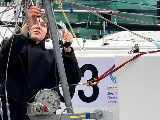 지난 27일 오후 제주시 도두항 요트부두 인근에서 배를 정비 중인 제1회 제주컵 국제요트대회 참가 선수. 최충일 기자