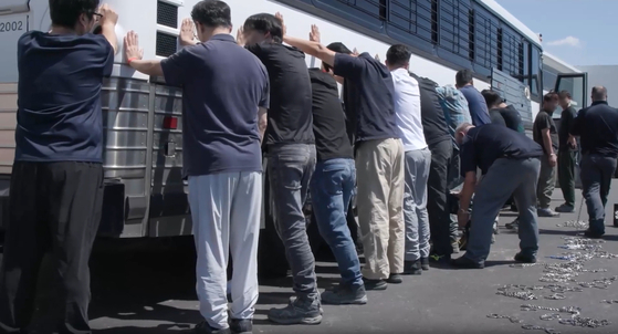 미국 이민세관단속국(ICE)이 지난 9월 6일(현지시간) 조지아주 현대자동차ㆍLG에너지솔루션 합작 배터리 공장 건설 현장의 근로자들을 기습 단속하는 장면을 홈페이지에 공개했다. 사진 ICE 홈페이지 